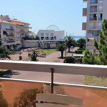 Terrasse Xxl Pour Cet Au Port De St Cyprien * Saint-Cyprien (Pyrenees-Orientales)
